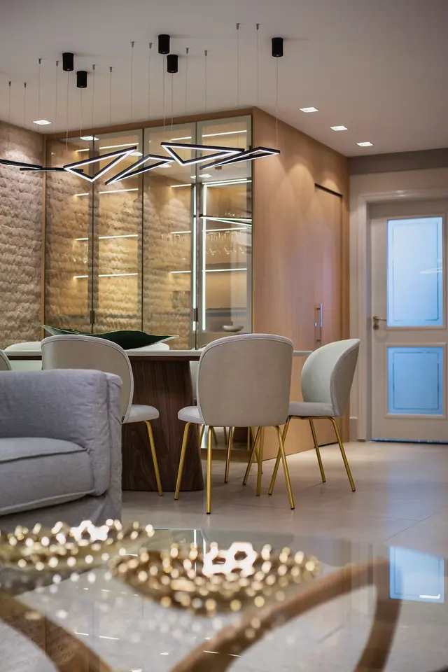 Sala de jantar com cristaleira em vidro iluminada