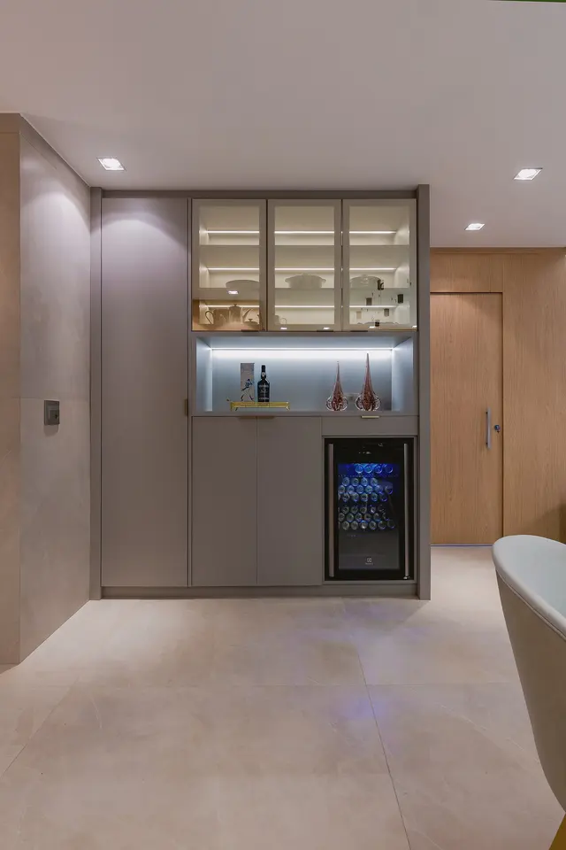 Móvel bar com adega climatizada e cristaleira