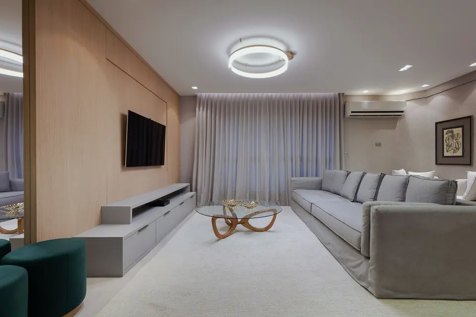 Sala de estar com painel de TV em madeira
