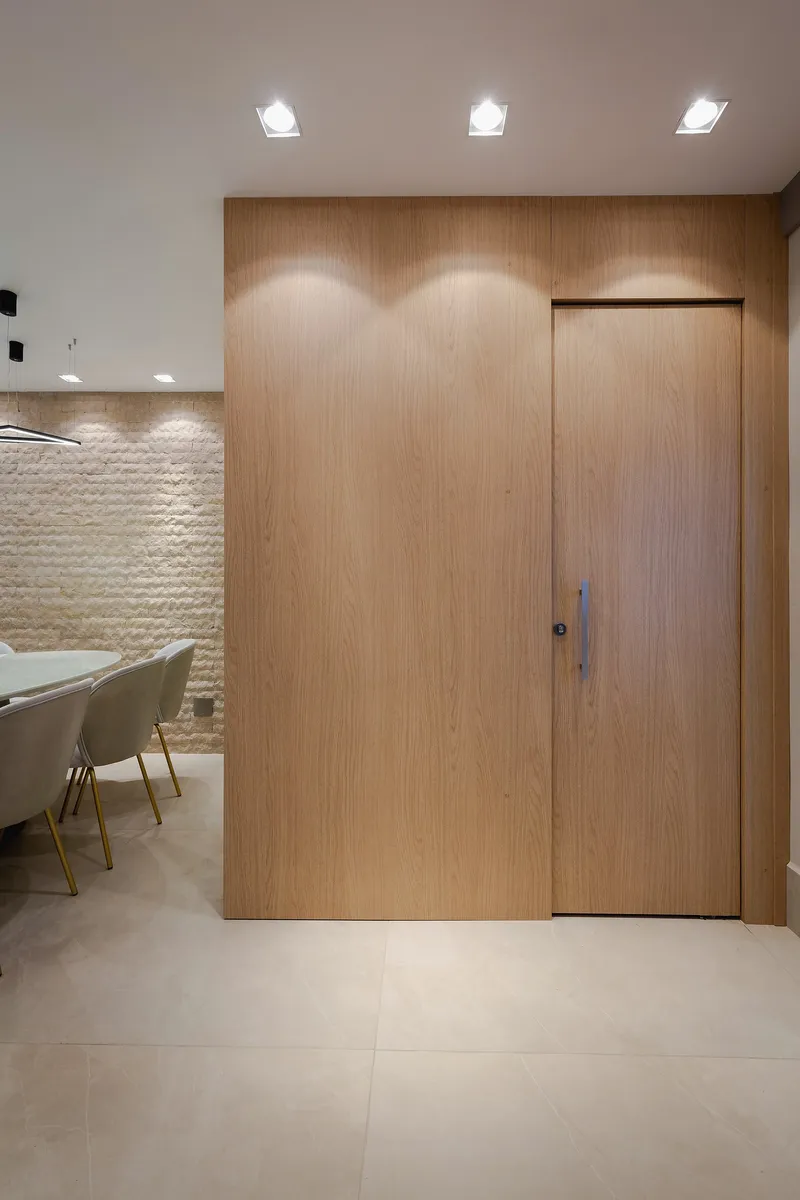 Painel ripado em madeira natural com porta integrada, fabricado pela I9